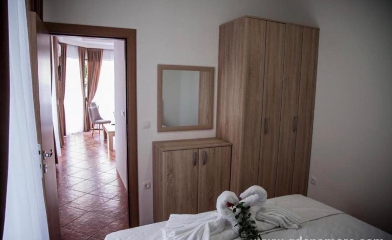 Delux Apartmani Dobra Voda Ngoại thất bức ảnh